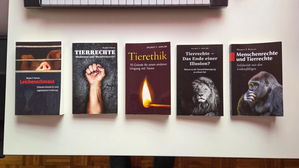 5 Bücher von Helmut F. Kaplan liegen auf einem Schreibtisch.